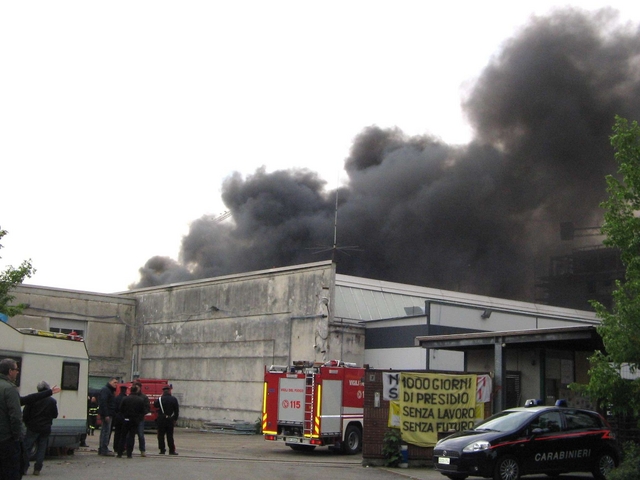 Enorme incendio all’area LaresAncora paura a Paderno Dugnano