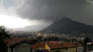 Desio, tutti i danni del maltempoAlberi sradicati e camion distrutti