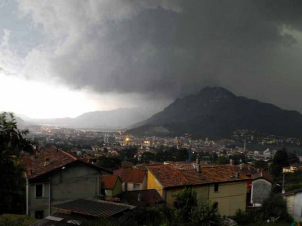 Desio, tutti i danni del maltempoAlberi sradicati e camion distrutti