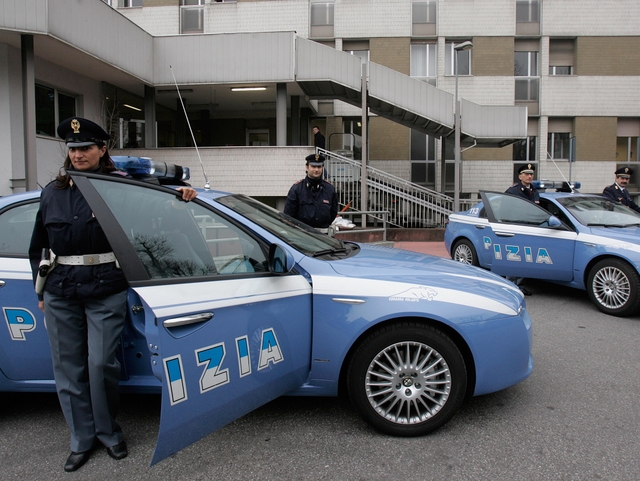 Monza, molesta una ragazzinaSi prende un pugno (e le manette)