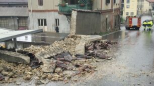 Maltempo, crolla muro a VeranoNessuno sulla strada, per fortuna