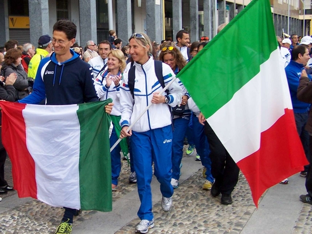 Seregno, la sfilata della 100 kmLe bandiere del mondo in festa