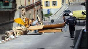 Verano, crolla recinzione precariaTragedia sfiorata, strada bloccata