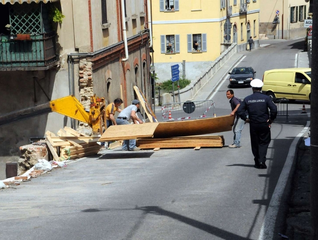 Verano, crolla recinzione precariaTragedia sfiorata, strada bloccata