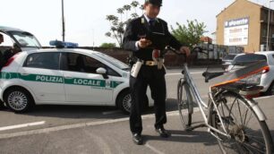 Scontro auto-bici in via BorgazziMonza, paura per una donna