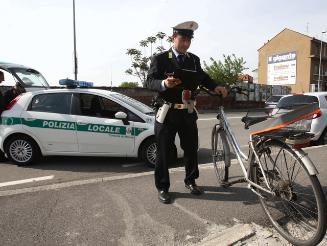 Scontro auto-bici in via BorgazziMonza, paura per una donna