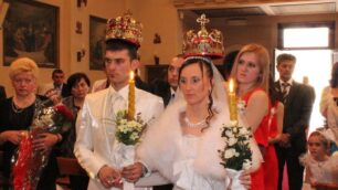 Inya e Oleksandr “incoronati”:sposi col rito ortodosso a Seregno