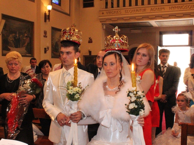 Inya e Oleksandr “incoronati”:sposi col rito ortodosso a Seregno