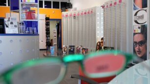 Si calano dal tetto a PadernoVia mille occhiali: 35mila euro