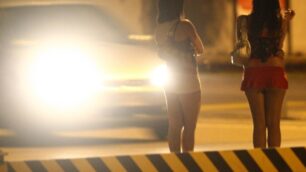 Monza, rapinato da due balordisi getta dall’automobile in corsa