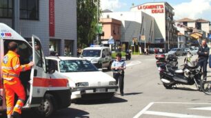 Lissone, incidente in via CarducciSfonda il parabrezza con la testa