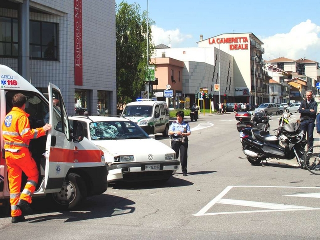 Lissone, incidente in via CarducciSfonda il parabrezza con la testa