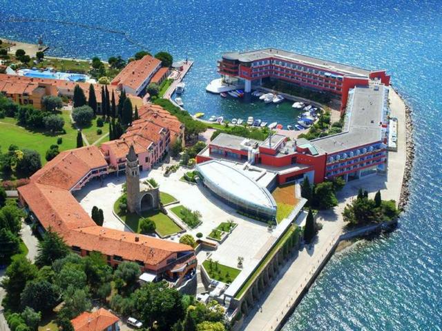 Portorose, l’estatesi tinge di blu