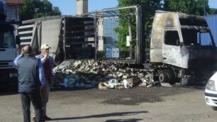 Varedo, in fiamme tir di scarpePompieri e sciacalli in azione