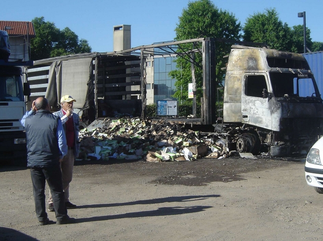 Varedo, in fiamme tir di scarpePompieri e sciacalli in azione