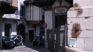 Colonia di api in piazza DuomoMonza, devono intervenire i vigili