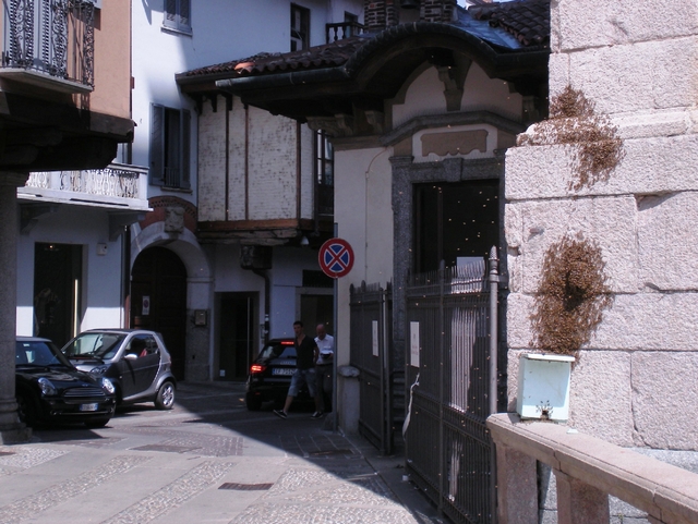 Colonia di api in piazza DuomoMonza, devono intervenire i vigili