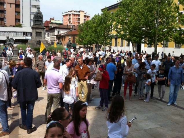 Desio, un minuto di rumorePentole a difesa della legalità