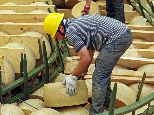 Treviglio apre al «chiaro di luna»Si vende anche il Parmigiano del sisma