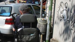 Monza, auto sul marciapiedeBloccato con la sua carrozzina