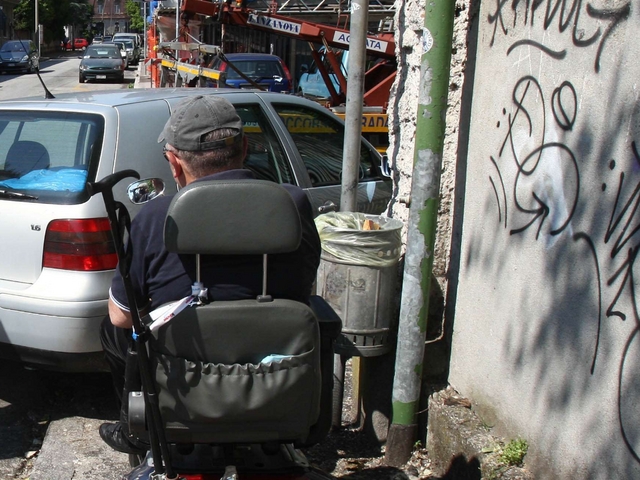 Monza, auto sul marciapiedeBloccato con la sua carrozzina