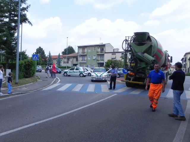 Macherio: ambulanza senza freniincastrata sotto una betoniera
