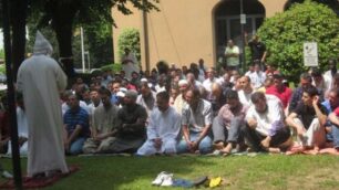 Gli islamici vogliono la moscheaE pregano davanti al municipio