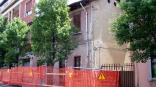 Seregno, tetto pericolantePadre e figlio senza casa