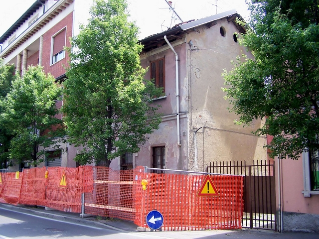 Seregno, tetto pericolantePadre e figlio senza casa