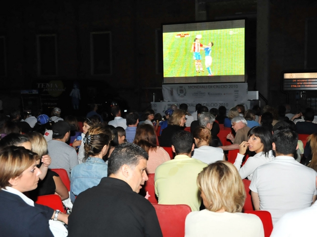 E’ l’ora degli Europei di calcioTifo e partite su schermi maxi