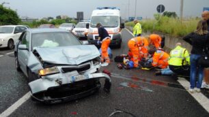 Valassina, domenica di incidentiMaxi tamponamento con feriti