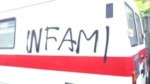 Vandalizzata ambulanza della CriMezzo imbrattato con delle scritte