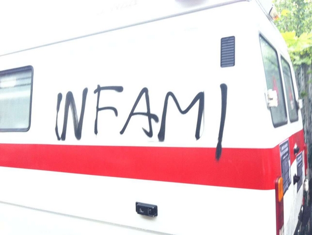 Vandalizzata ambulanza della CriMezzo imbrattato con delle scritte