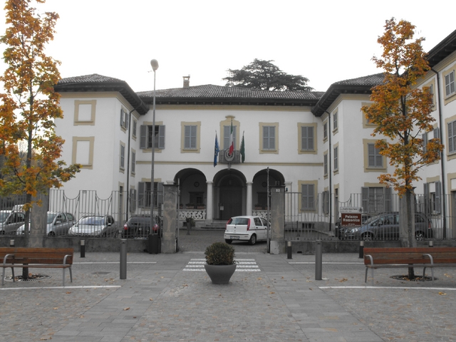 Barlassina, in quattro rapinanonegozio per animali in centro