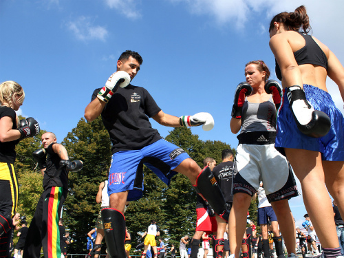 Kickboxing e show all’IdroscaloSpettacolo sul ring galleggiante