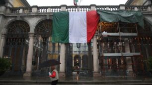 Monza, per festeggiare l’Italiarubano il bandierone del tribunale