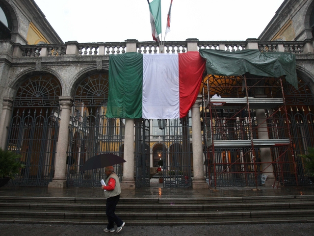 Monza, per festeggiare l’Italiarubano il bandierone del tribunale