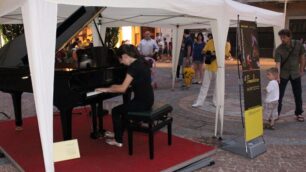 Seregno: un pianoforte in piazzae la città diventa una music hall