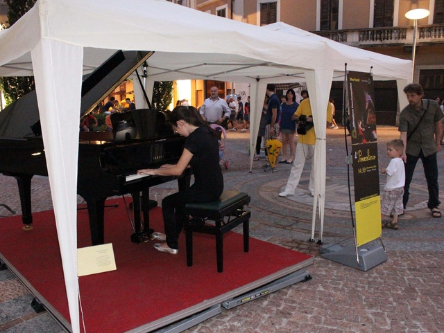 Seregno: un pianoforte in piazzae la città diventa una music hall