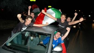 Monza, festeggia la NazionaleCade dall’auto in corsa, ferito