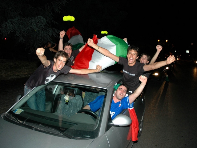Monza, festeggia la NazionaleCade dall’auto in corsa, ferito