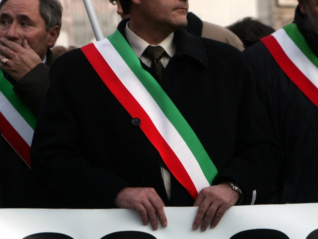 Comuni incavolati a Mezzago«Costretti a tagliare tutto»