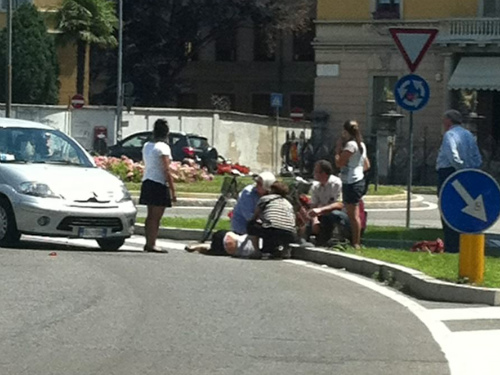 Monza, un altro ciclista investitoMezzi del 118 in piazza Citterio