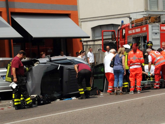 Nazionale Giovi, minicar si ribaltaAnziano liberato dai pompieri