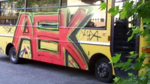 Graffitari in azione a SenagoDanneggiati i due scuolabus