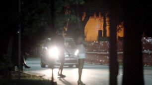 Monza, trans in mezzo alla stradaGli bloccano l’auto e lo rapinano