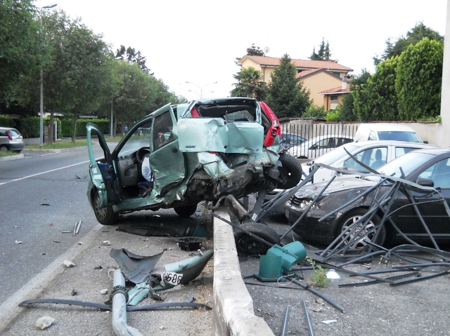Seregno, incidente all’incrocioPunto atterra sulla cancellata