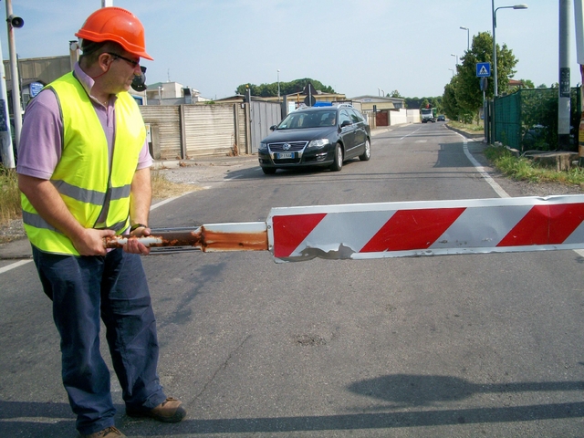 Seregno: al passaggio a livelloabbatte le sbarre e poi fugge