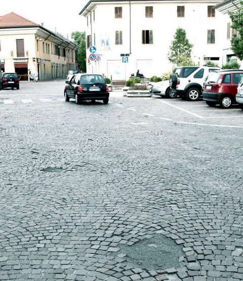 Muggiò: lavori in piazza Garibaldi Addio sanpietrini, torta l’asfalto