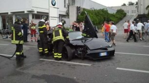 Schianto, Lamborghini distruttaSeregnese ventenne alla guida